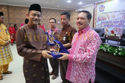  Pemkab Inhil Raih Penghargaan Pembina KUR Terbaik 2018